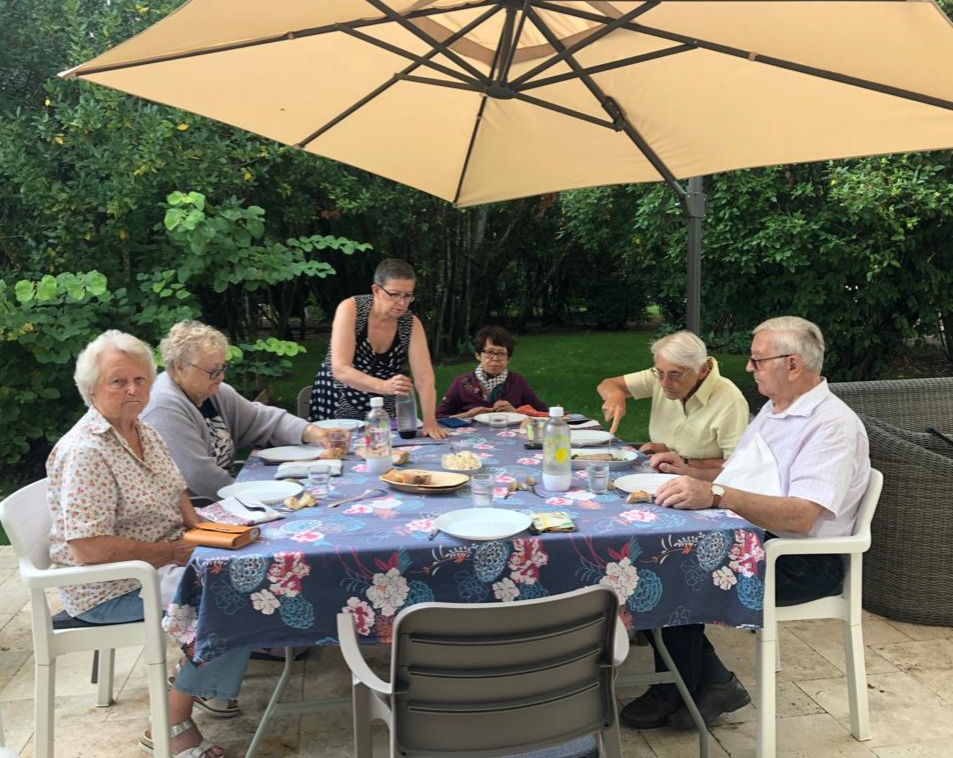 Déjeuner séniors en terrasse Dejeuner Seniors Terrasse